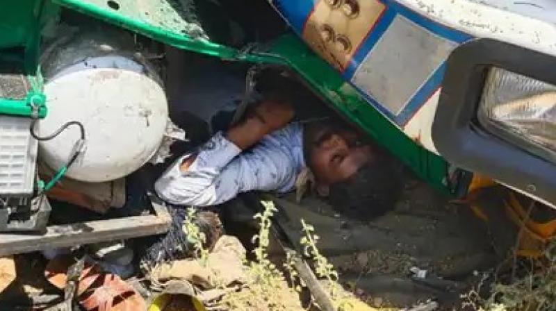 An uncontrolled truck hit an auto, 3 died An uncontrolled truck hit an auto, 3 died