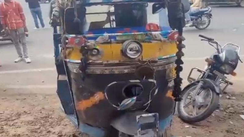 An auto full of school children collided with a bike in Yamunanagar haryana News