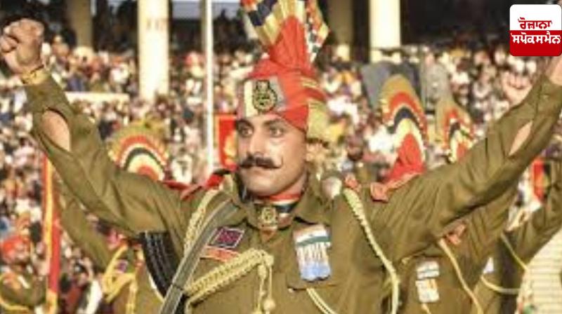 Beating retreat at Attari-Wagah border, the morale of the soldiers is high... See the patriotic fervor Beating retreat at Attari-Wagah border, the morale of the soldiers is high... See the patriotic fervor