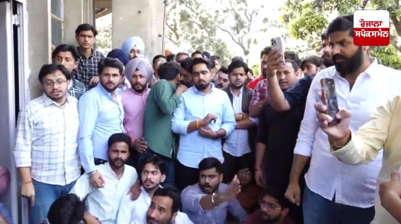 PU ’ਚ ਆਦਿਤਿਆ ਠਾਕੁਰ ਦੇ ਕਤਲ ਮਾਮਲੇ ’ਚ ਵਿਦਿਆਰਥੀਆਂ ਨੇ ਕੀਤਾ ਪ੍ਰਦਰਸ਼ਨ PU ’ਚ ਆਦਿਤਿਆ ਠਾਕੁਰ ਦੇ ਕਤਲ ਮਾਮਲੇ ’ਚ ਵਿਦਿਆਰਥੀਆਂ ਨੇ ਕੀਤਾ ਪ੍ਰਦਰਸ਼ਨ