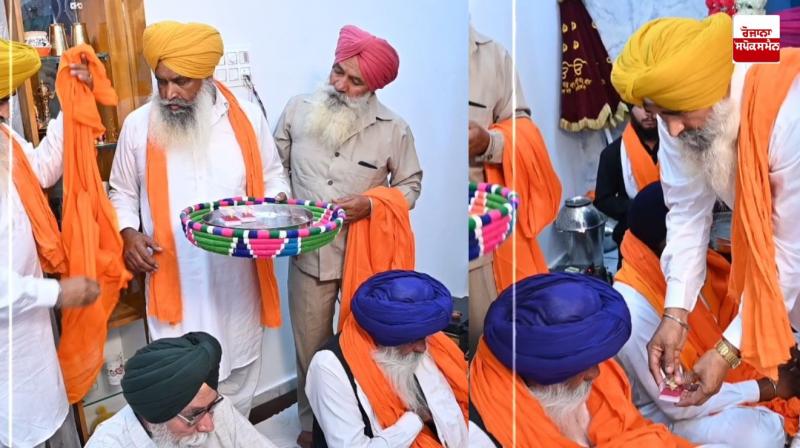 The newly elected Sarpanch presented a different example, honored the Granthi Singhs by wearing gold rings The newly elected Sarpanch presented a different example, honored the Granthi Singhs by wearing gold rings