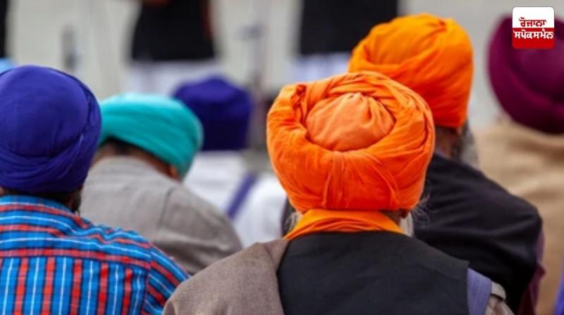 In Pakistan, turbaned Sikhs are being fined for driving two-wheelers In Pakistan, turbaned Sikhs are being fined for driving two-wheelers