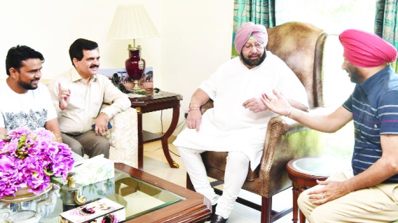 Amarinder Singh Talking to Jaswinder Bhalla And Other Artists Amarinder Singh Talking to Jaswinder Bhalla And Other Artists