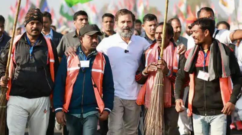  Rahul Gandhi walked hand in hand with cleaners, discussed with religious leaders