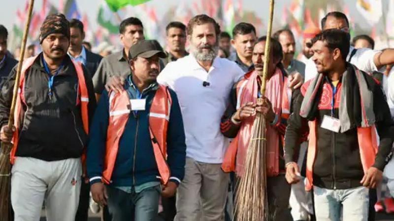 Rahul Gandhi walked hand in hand with cleaners, discussed with religious leaders Rahul Gandhi walked hand in hand with cleaners, discussed with religious leaders