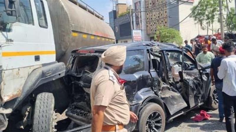 tanker hit cars and auto rickshaw