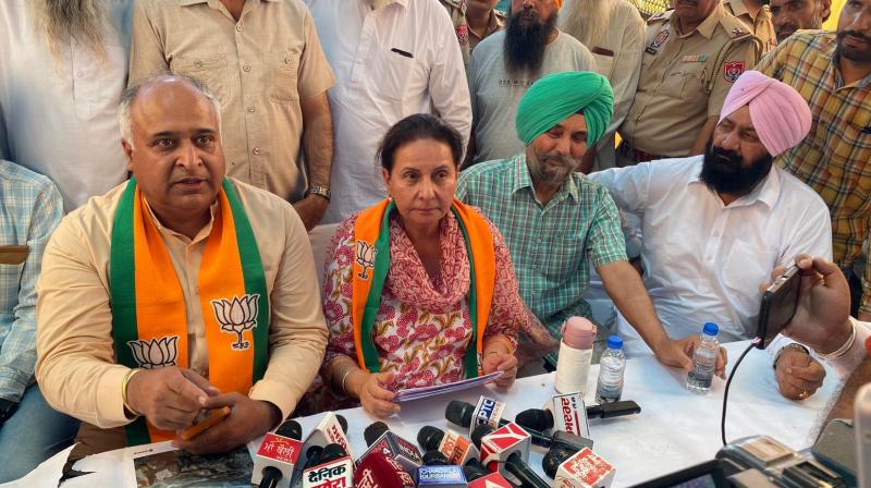ਮਹਾਰਾਣੀ ਪਰਨੀਤ ਕੌਰ ਪੱਤਰਕਾਰਾਂ ਨਾਲ ਗੱਲਬਾਤ ਕਰਦੇ ਹੋਏ ਮਹਾਰਾਣੀ ਪਰਨੀਤ ਕੌਰ ਪੱਤਰਕਾਰਾਂ ਨਾਲ ਗੱਲਬਾਤ ਕਰਦੇ ਹੋਏ
