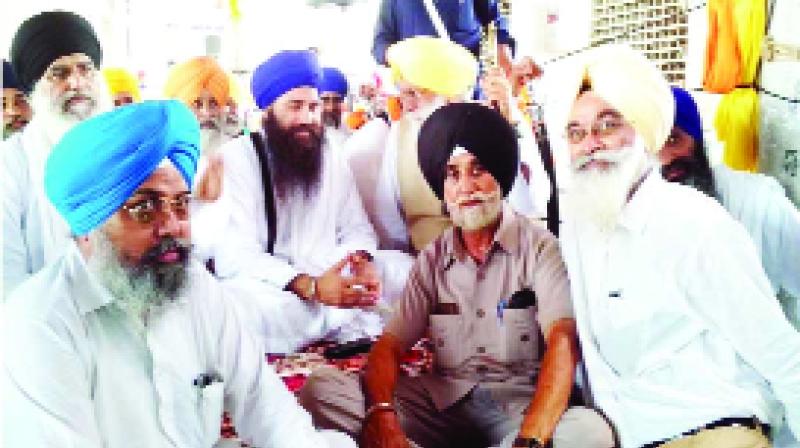 Balwinder Singh Missionary and others sitting with leaders of the morcha