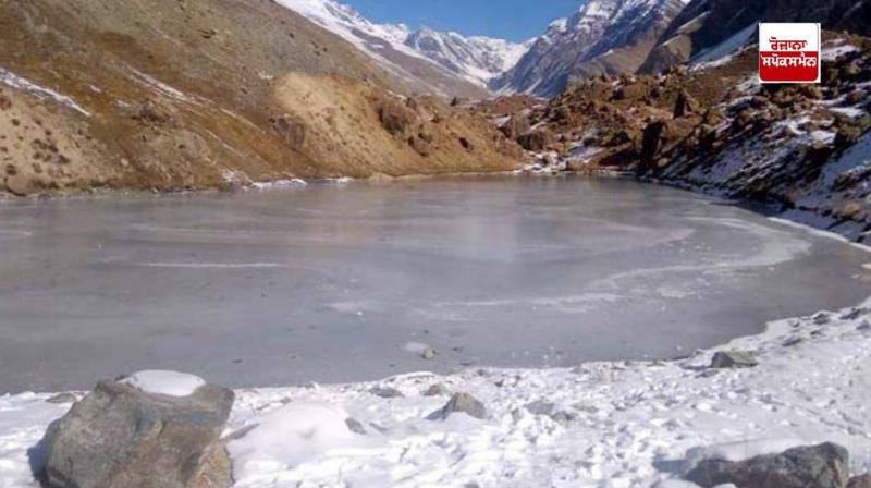 Snowfall in Himachal's Lahaul-Spiti, river frozen Snowfall in Himachal's Lahaul-Spiti, river frozen