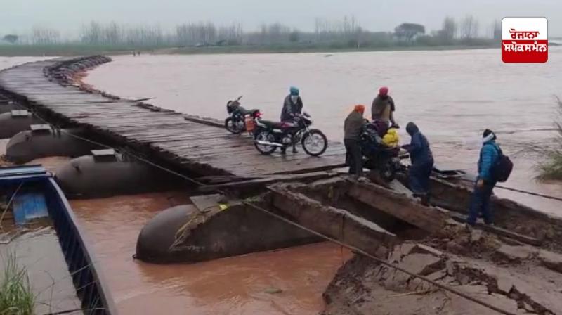 A bridge built over the Ravi River at Makoora Port under Gurdaspur collapsed. A bridge built over the Ravi River at Makoora Port under Gurdaspur collapsed.