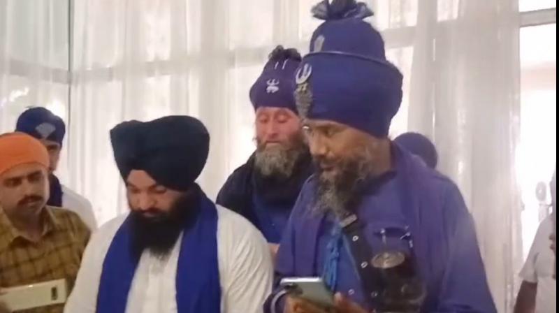 ਗੁਰਦੁਆਰਾ ਸਾਹਿਬ ’ਚ ਪਹੁੰਚੇ ਹੋਏ ਨਿਹੰਗ ਸਿੰਘ ਅਤੇ ਸੰਗਤ ਗੁਰਦੁਆਰਾ ਸਾਹਿਬ ’ਚ ਪਹੁੰਚੇ ਹੋਏ ਨਿਹੰਗ ਸਿੰਘ ਅਤੇ ਸੰਗਤ