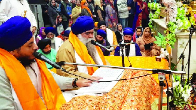 ਗਿਆਨੀ ਹਰਨਾਮ ਸਿੰਘ ਖ਼ਾਲਸਾ ਦਿੱਲੀ ਦੇ ਗੁਰਦਵਾਰਾ ਸੀਸਗੰਜ ਸਾਹਿਬ ਵਿਖੇ ਸ਼ਹੀਦੀ ਸਮਾਗਮ ਦੌਰਾਨ ਸੰਗਤਾਂ ਨੂੰ ਸ਼ਹੀਦੀ ਪ੍ਰਸੰਗ ਸਰਵਨ ਕਰਾਉਂਦੇ ਹੋਏ ਗਿਆਨੀ ਹਰਨਾਮ ਸਿੰਘ ਖ਼ਾਲਸਾ ਦਿੱਲੀ ਦੇ ਗੁਰਦਵਾਰਾ ਸੀਸਗੰਜ ਸਾਹਿਬ ਵਿਖੇ ਸ਼ਹੀਦੀ ਸਮਾਗਮ ਦੌਰਾਨ ਸੰਗਤਾਂ ਨੂੰ ਸ਼ਹੀਦੀ ਪ੍ਰਸੰਗ ਸਰਵਨ ਕਰਾਉਂਦੇ ਹੋਏ