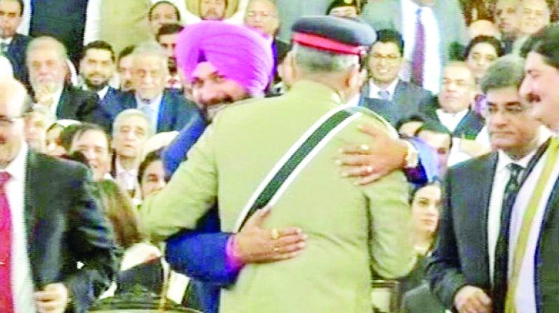  Navjot Singh Sidhu hugging Pakistan Army Chief Qamar Javed Bajwa