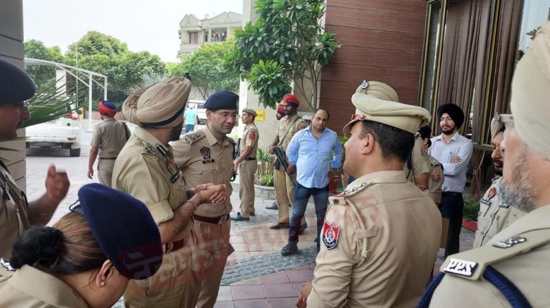 Mohali, Fatehgarh Sahib and Rupnagar Police jointly cordoned off and searched three societies in Mohali. Mohali, Fatehgarh Sahib and Rupnagar Police jointly cordoned off and searched three societies in Mohali.