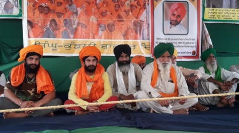 Kisan Mazdoor Sangharsh Committee honors 2 youths released from jail Kisan Mazdoor Sangharsh Committee honors 2 youths released from jail