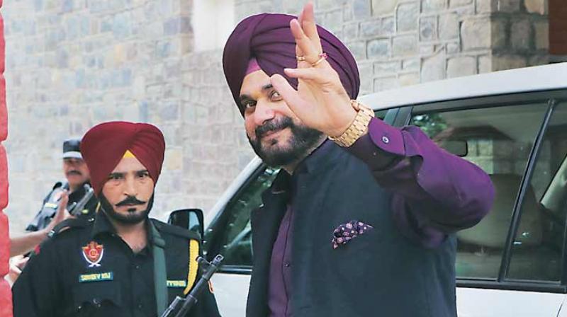 Imran Khan extends personal invitation to Navjot Sidhu Imran Khan extends personal invitation to Navjot Sidhu