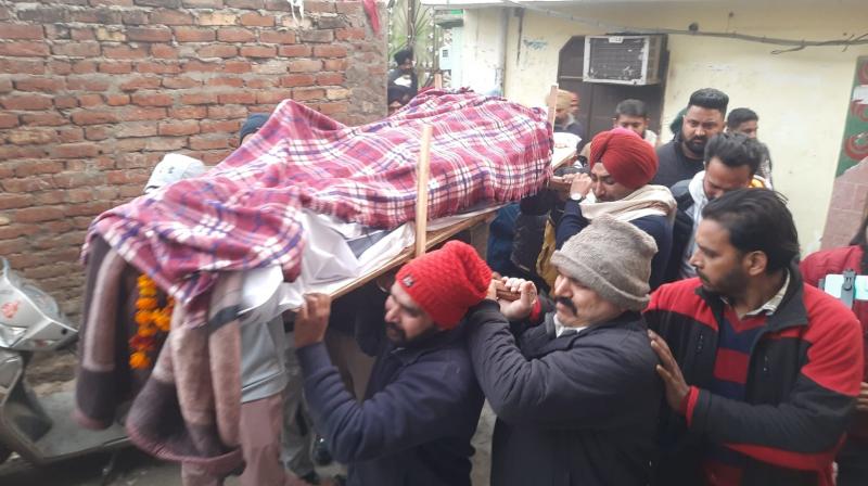 Manager Deputy Vohra was cremated, Ranjit Bawa gave a shoulder to Arthi Manager Deputy Vohra was cremated, Ranjit Bawa gave a shoulder to Arthi