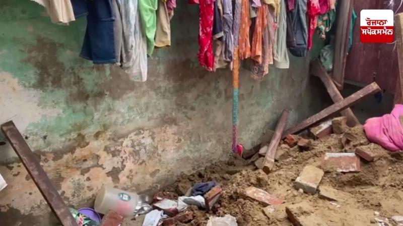 Roof of house collapses in Mandaur village of Patiala Roof of house collapses in Mandaur village of Patiala