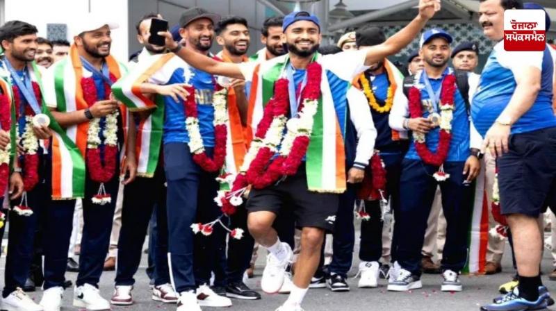 Indian hockey team receives grand welcome at Amritsar airport Indian hockey team receives grand welcome at Amritsar airport