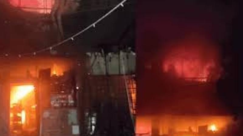 A huge fire broke out in a cafe in mayur vihar Delhi Fire News A huge fire broke out in a cafe in mayur vihar Delhi Fire News