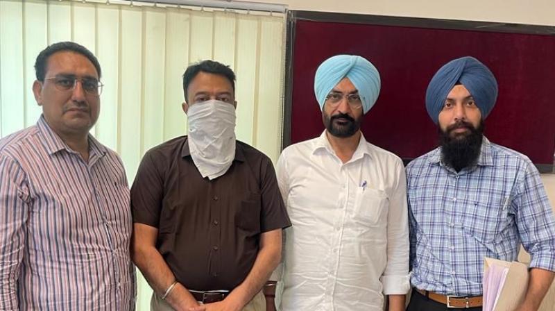 The Vigilance Bureau caught the superintendent engineer red-handed while accepting a bribe of Rs 1 lakh The Vigilance Bureau caught the superintendent engineer red-handed while accepting a bribe of Rs 1 lakh