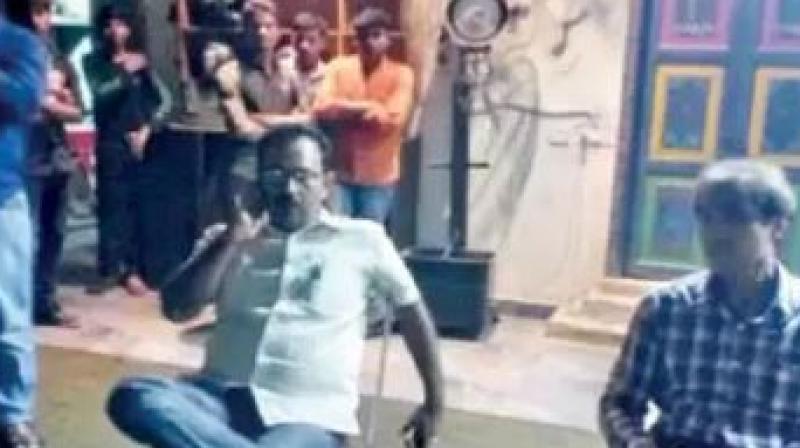 ASP has taken a beating in the BJP leader's restaurant ASP has taken a beating in the BJP leader's restaurant
