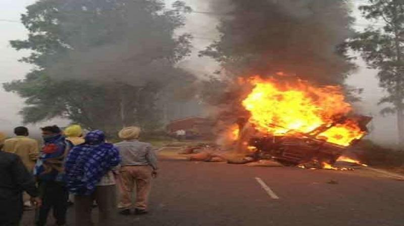 Fire in a face-to-face clash of truck, the driver burns alive