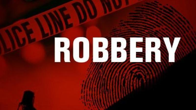 Robbers plundered 3.32 lakh rupees from the petrol pump owner