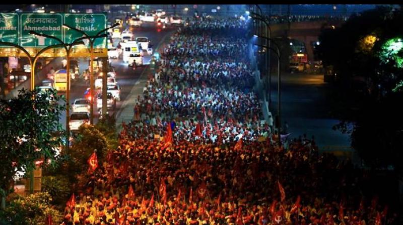 Thousands of farmers in Mumbai on Roads