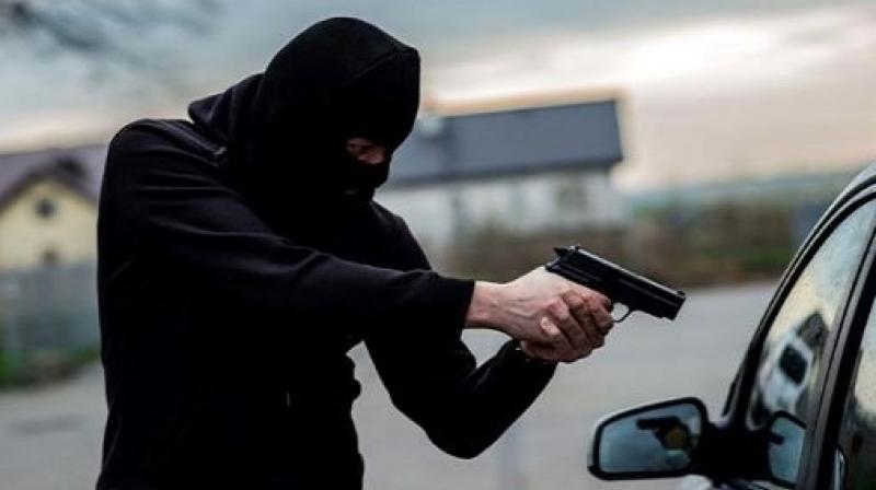 Five robbers robbed car at gunpoint...