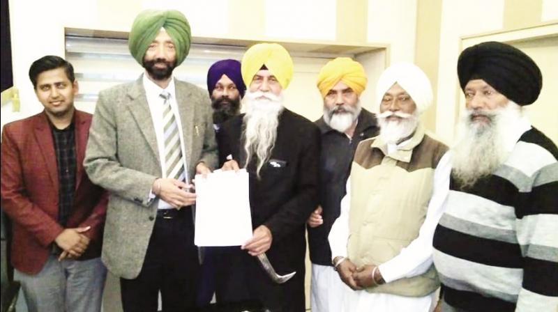 Baldev Singh Sirsa submit memorandum to the DC 