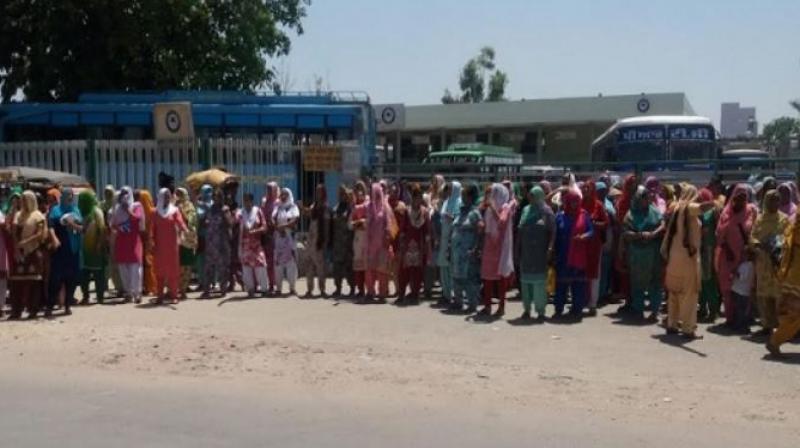 Anganwadi Workers Protest at Sangrur Bus Stand Anganwadi Workers Protest at Sangrur Bus Stand