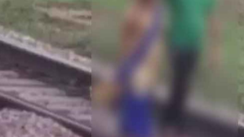 Couple jumps in front of train and dies Couple jumps in front of train and dies