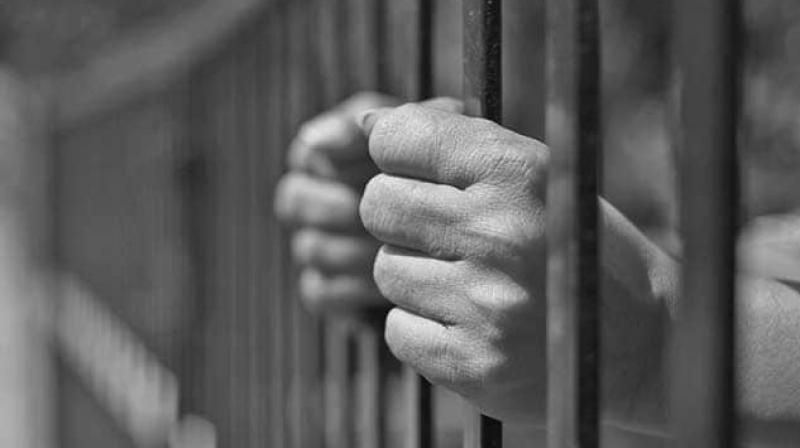 2 prisoners escaped from prison in etawah