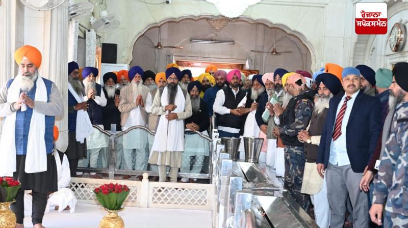 Former Deputy Chief Minister of Punjab Sukhbir Badal reached Sri Akal Takht Sahib in Amritsar and offered obeisance. Former Deputy Chief Minister of Punjab Sukhbir Badal reached Sri Akal Takht Sahib in Amritsar and offered obeisance.