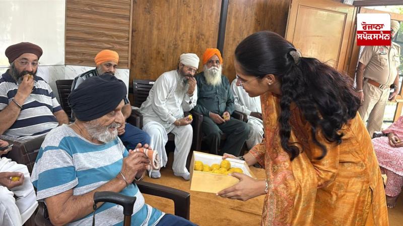 Deputy Commissioner Dr. Preeti Yadav celebrated Diwali with the elderly at Mata Khivi Old Age Home Deputy Commissioner Dr. Preeti Yadav celebrated Diwali with the elderly at Mata Khivi Old Age Home