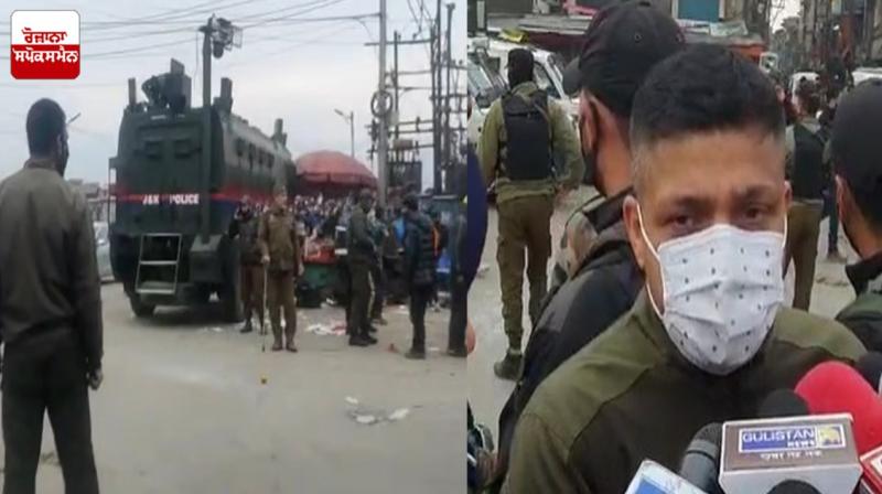 Grenade attack in Jammu and Kashmir injures 20 people,one killed Grenade attack in Jammu and Kashmir injures 20 people,one killed