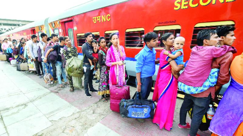 Gujarat: Migrant workers continue to Leave Gujarat,  flag March by Police