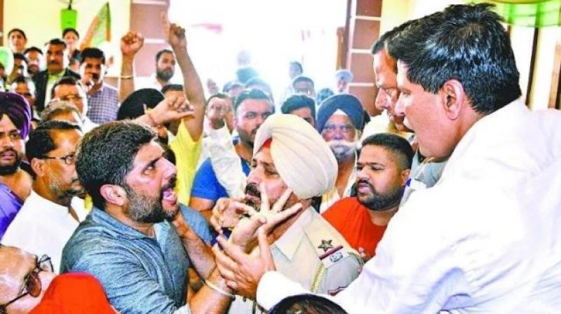 President of BJP Amritsar called police to control the protesters President of BJP Amritsar called police to control the protesters
