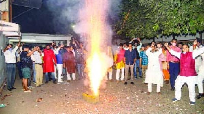 ਪਟਨਾ ਵਿਚ ਭਾਜਪਾ ਅਤੇ ਨੀਤੀਸ਼ ਕੁਮਾਰ ਦੀ ਜਿੱਤ 'ਤੇ ਪਟਾਕੇ ਚਲਾ ਕੇ ਖ਼ੁਸ਼ੀ ਮਨਾਉਂਦੇ ਹੋਏ ਭਾਜਪਾ ਵਰਕਰ। ਫ਼ੋਟੋ ਪੀਟੀਆਈ ਪਟਨਾ ਵਿਚ ਭਾਜਪਾ ਅਤੇ ਨੀਤੀਸ਼ ਕੁਮਾਰ ਦੀ ਜਿੱਤ 'ਤੇ ਪਟਾਕੇ ਚਲਾ ਕੇ ਖ਼ੁਸ਼ੀ ਮਨਾਉਂਦੇ ਹੋਏ ਭਾਜਪਾ ਵਰਕਰ। ਫ਼ੋਟੋ ਪੀਟੀਆਈ