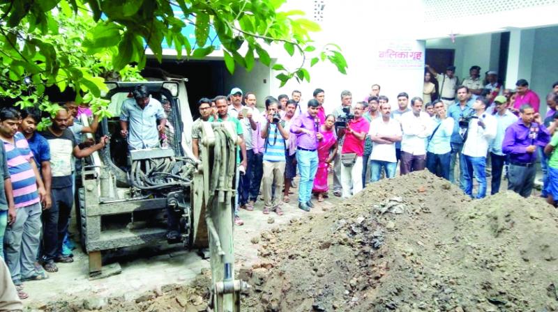 Officers Team Searching Dead Bodies In Nari Niketan