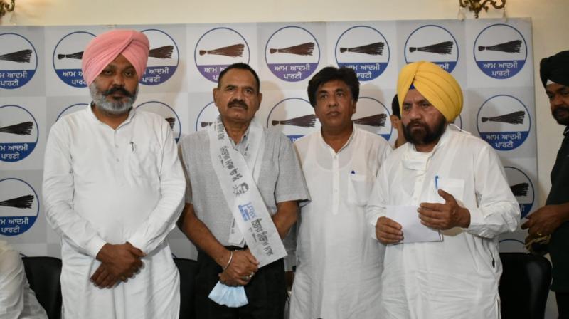 Former mayor of Hoshiarpur Bobby Chaudhary joined AAP along with his associates