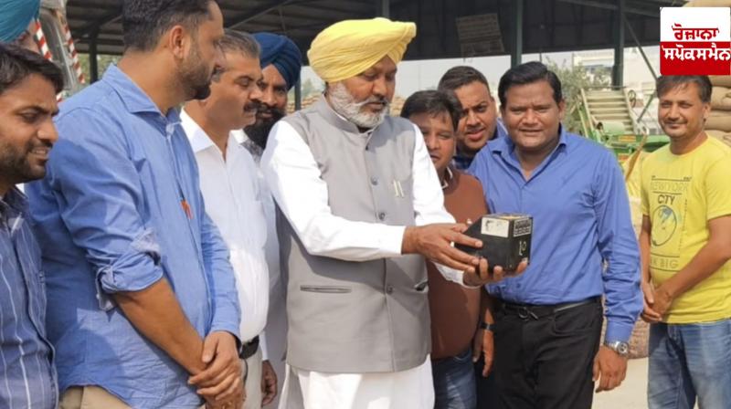 Minister Harpal Singh Cheema made a surprise inspection of paddy procurement and lifting arrangements in Dirba Anaj Mandi. Minister Harpal Singh Cheema made a surprise inspection of paddy procurement and lifting arrangements in Dirba Anaj Mandi.