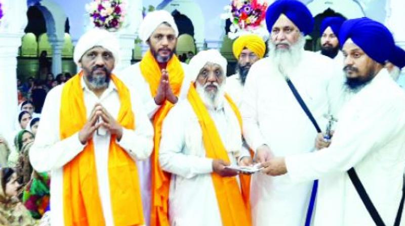 ਭਾਈ ਸਰਫ਼ਰਾਜ਼ ਦੇ ਜਥੇ ਨੂੰ SGPC ਵਲੋਂ ਮਾਸਿਕ ਸਹਾਇਤਾ ਦੀ ਪਹਿਲੀ ਕਿਸ਼ਤ ਭਾਈ ਲੌਂਗੋਵਾਲ ਨੇ ਦਿਤੀ ਭਾਈ ਸਰਫ਼ਰਾਜ਼ ਦੇ ਜਥੇ ਨੂੰ SGPC ਵਲੋਂ ਮਾਸਿਕ ਸਹਾਇਤਾ ਦੀ ਪਹਿਲੀ ਕਿਸ਼ਤ ਭਾਈ ਲੌਂਗੋਵਾਲ ਨੇ ਦਿਤੀ