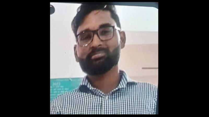 Batala: Under suspicious circumstances, a travel agent committed suicide by hanging himself in his own office. Batala: Under suspicious circumstances, a travel agent committed suicide by hanging himself in his own office.