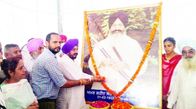 Sadhu Singh Dharamsot and others giving  tributes to Sant Longowal