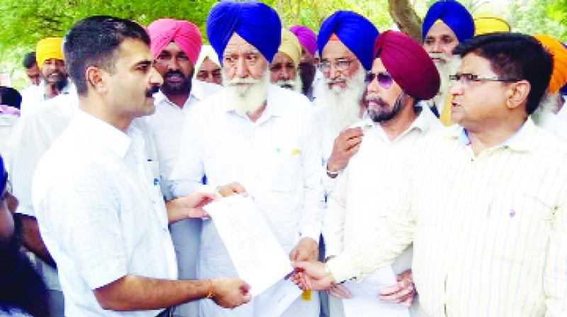 Sikhs are submission a memorandum to SDM Sikhs are submission a memorandum to SDM