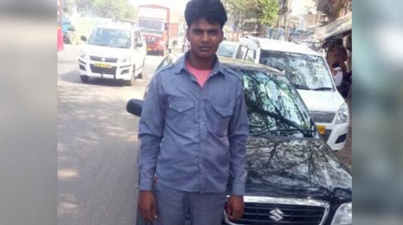 Auto Driver Hands Over Passenger's Forgotten Bag With Rs 8 Lakh, To Be Rewarded For His Honesty Auto Driver Hands Over Passenger's Forgotten Bag With Rs 8 Lakh, To Be Rewarded For His Honesty