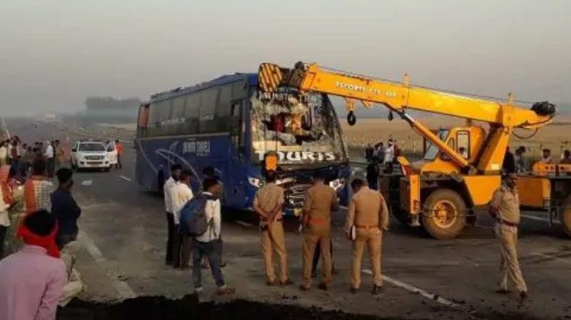 Accident between tourist bus and truck, 20 injured