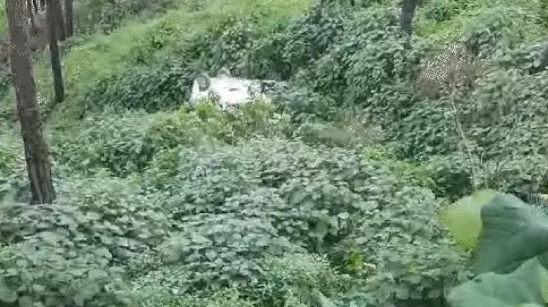 The car fell into the gorge in Himachal Pradesh The car fell into the gorge in Himachal Pradesh